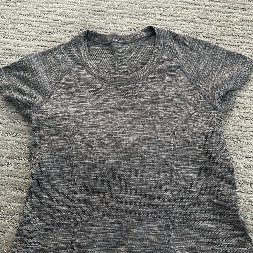 Lululemon size 4 perfect condition tee